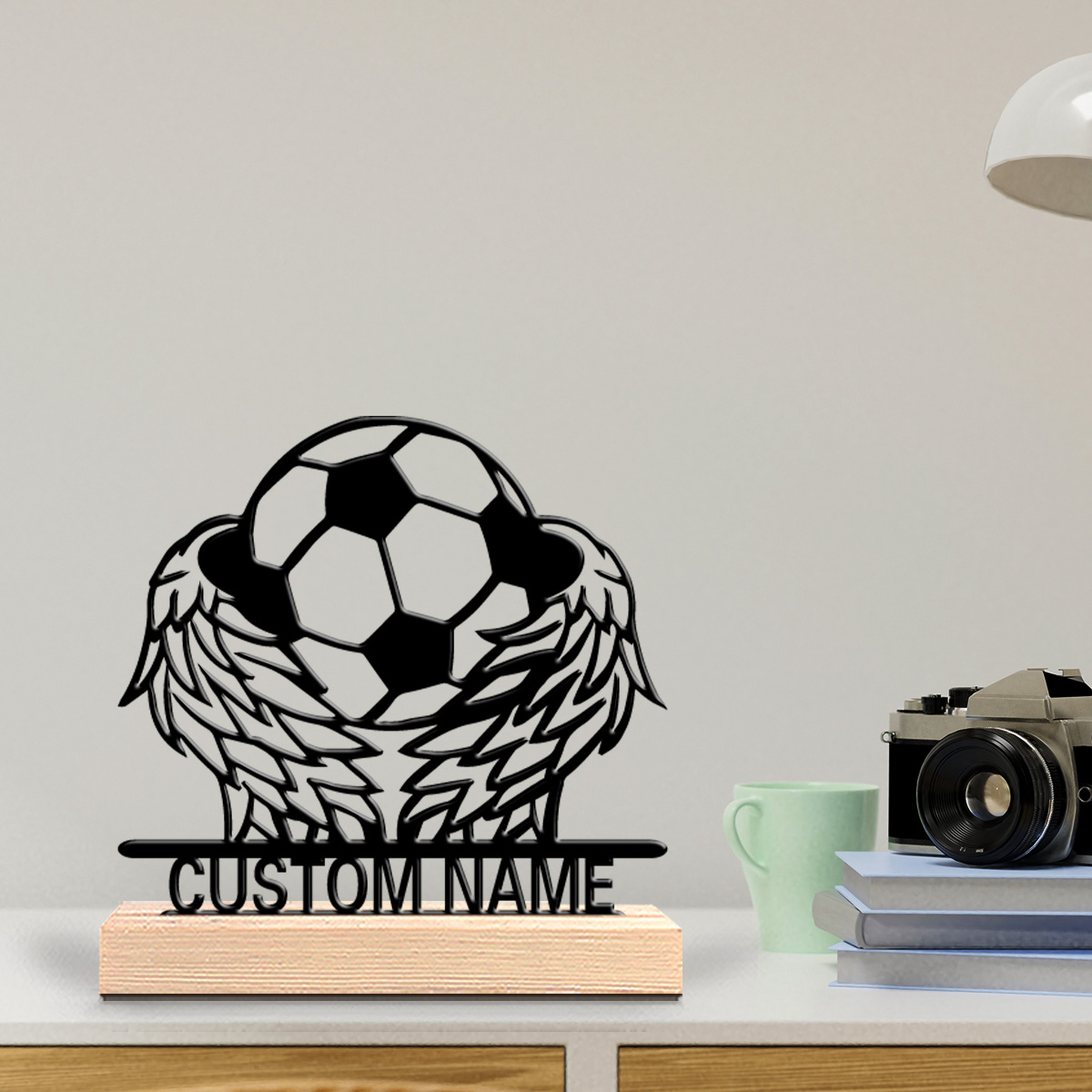 Art Y Craft - ของตกแต่งโลหะรูปปีกฟุตบอลพร้อมข้อความสั่งทำพิเศษ ฐานไม้ สำหรับเป็นของขวัญเด็ก 1 ชิ้น