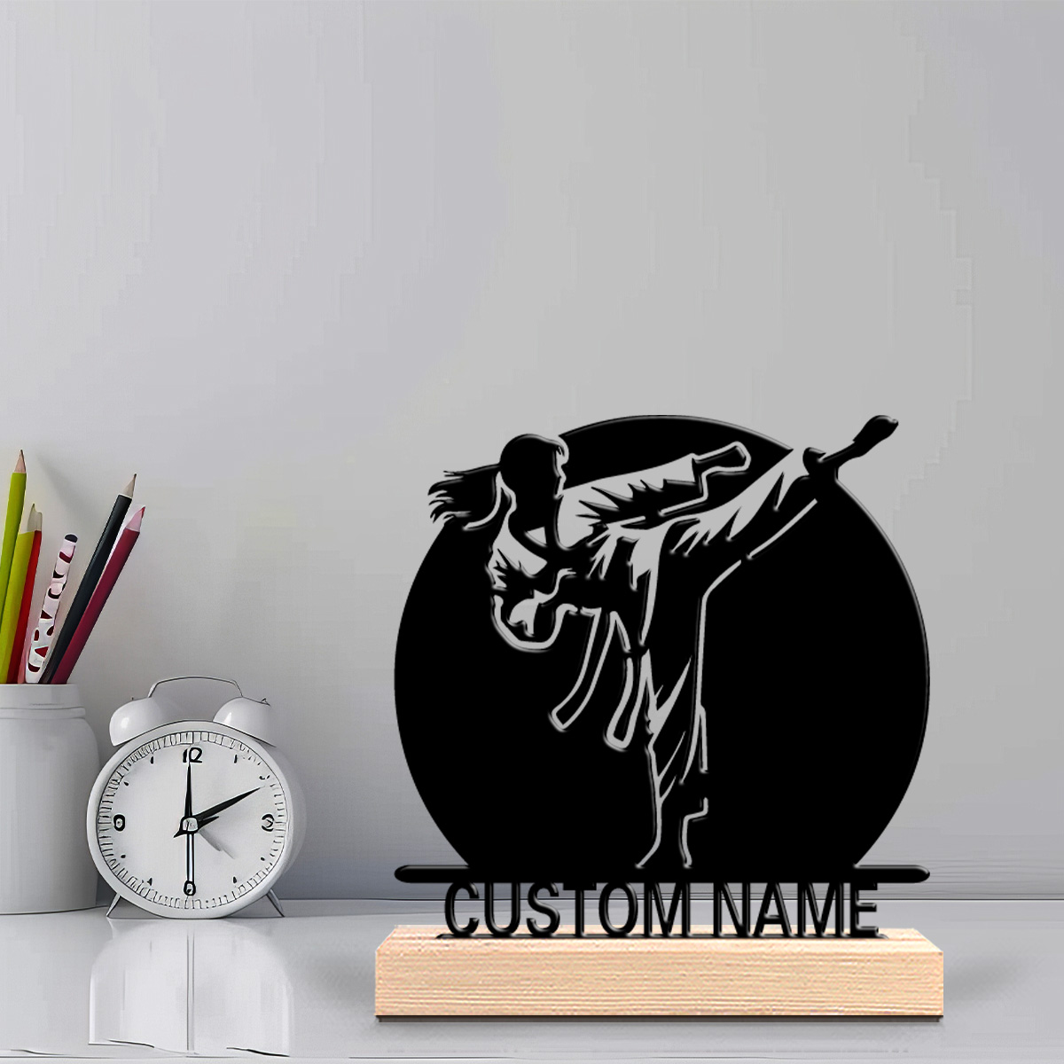Art Y Craft - รูปปั้นโลหะคาราเต้แบบนามธรรม 1 ชิ้น พร้อมฐานไม้ งานศิลปะหัตถกรรมโลหะ ของตกแต่ง