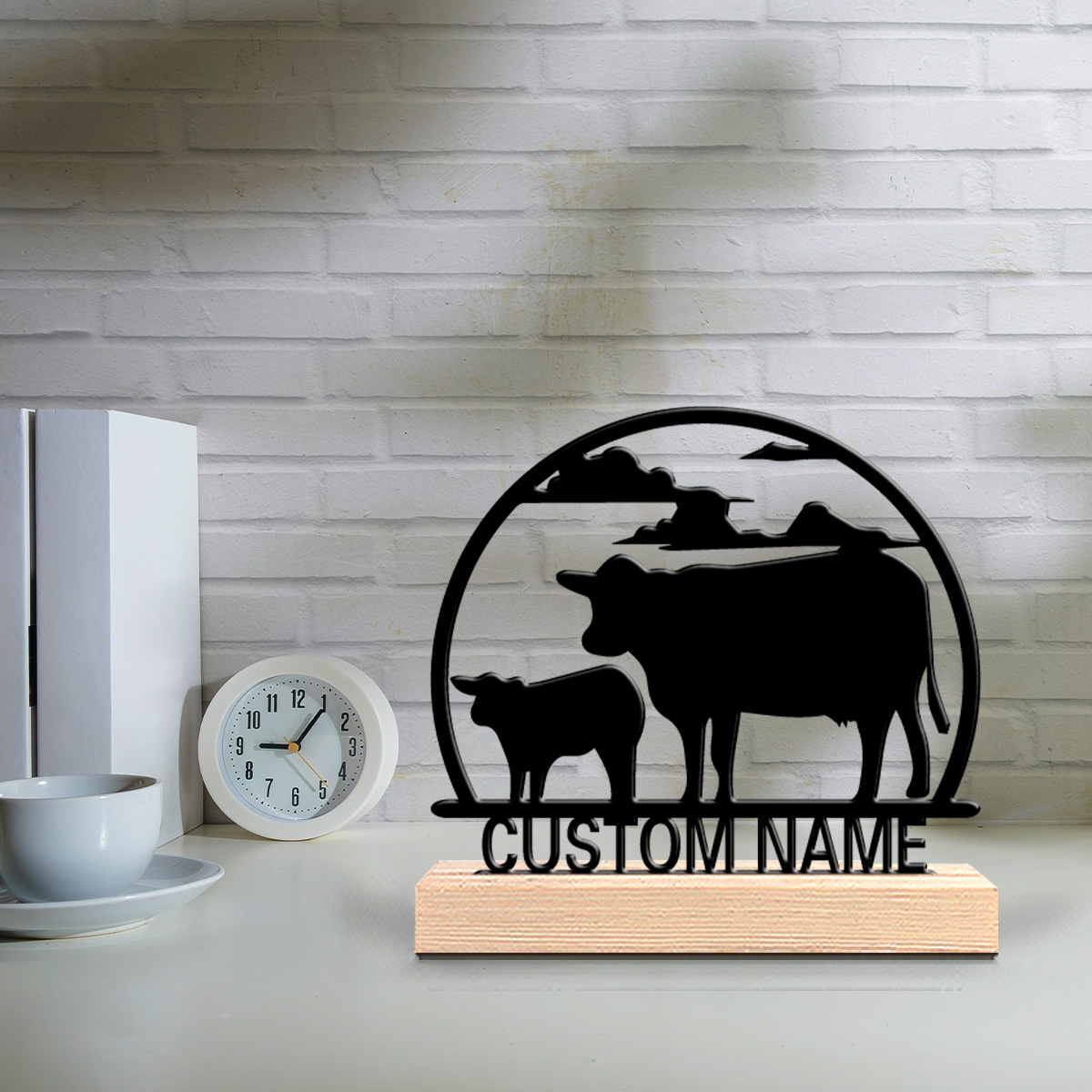 Art Y Craft - รูปปั้นโลหะรูปวัวแฟชั่น 1 ชิ้น ปรับแต่งชื่อได้ งานศิลปะตกแต่งบ้านพร้อมฐานไม้ ประติมากรรมโลหะพร้อมฐานไม้สำหรับตั้งโต๊ะ